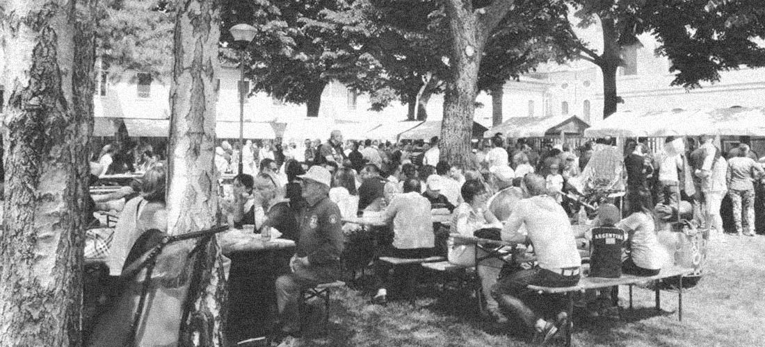 Festa di paese sotto gli alberi a Cerea