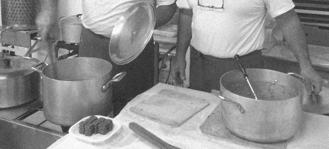 Cuochi ai fornelli durante una sagra